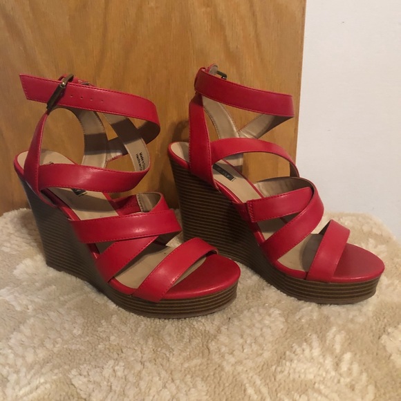 Red platforms - Picture 2 of 4